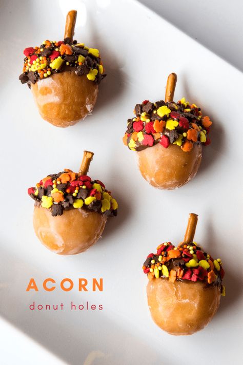 Brown Fall Tablescape, Acorn Doughnut Holes, Thanksgiving Desserts Decorative, Fall Treat Table Ideas, Baking Ideas For Thanksgiving, Cute Thanksgiving Treats Food Ideas, Acorn Donut Holes, Thanks Giving Desert Ideas, Thanksgiving Cute Desserts