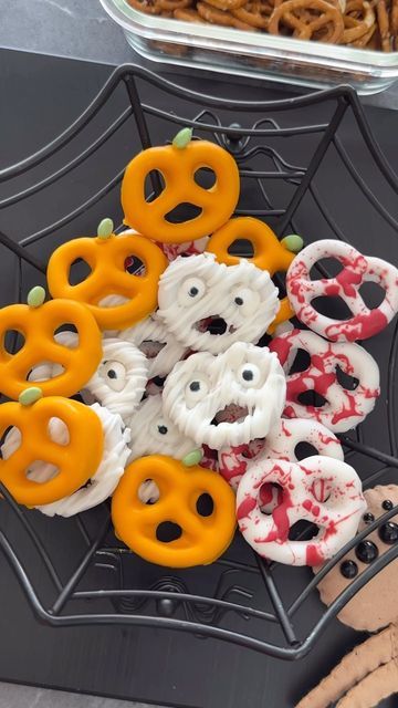 Halloween Sweet Treats, Diy Halloween Food, Halloween Themed Snacks, Pasteles Halloween, Halloween Pretzels, Halloween Deserts, Halloween Sleepover, Easy Halloween Snacks, Postres Halloween