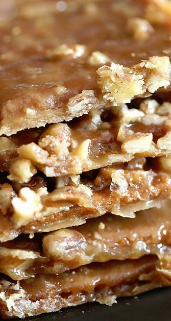 Praline Crack...delicious buttery praline toffee bark! Cracked Cookies, Cracker Toffee, Toffee Recipe, Monkey Bread, Think Food, Candy Desserts, Homemade Candies, Keto Cookies, Yummy Sweets