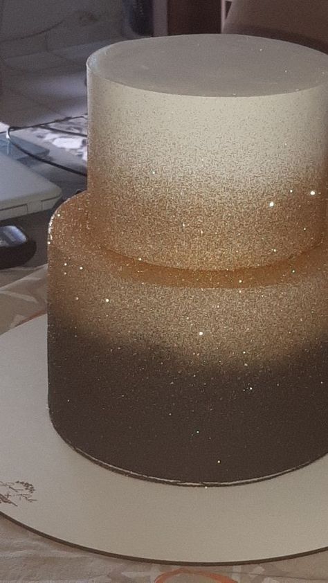 10 Amazing Golden Birthday Cake Ideas to Make Your Day Shine! 10 Glitter Cake Ideas, Golden Birthday Cake Ideas, Golden Birthday Themes, 18th Birthday Cake Designs, 24th Birthday Cake, Golden Birthday Cakes, Golden Birthday Parties, Sparkle Cake, 50th Anniversary Cakes