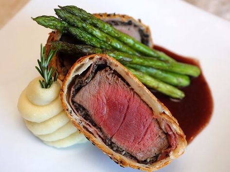 Steak And Ale, Gourmet Food Plating, Food Plating Techniques, Table D Hote, Steak Plates, Gourmet Dinner, Fine Dining Recipes, Beef Wellington, English Food