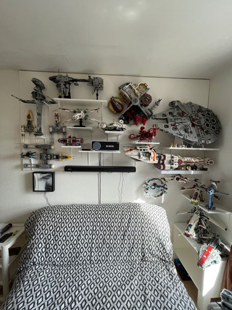 Lego Star Wars Millenium Falcon Display, Lego In Bedroom, Star Wars Room Decor Aesthetic, Lego Game Room, Lego Room Aesthetic, Star Wars Nerd Room, Star Wars Game Room, Nerd Bedroom, Lego Room Ideas