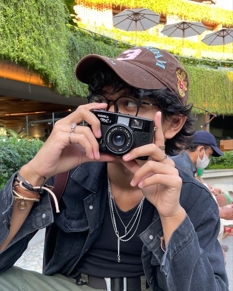 Camera aesthetic picture pose Guy Photographer Aesthetic, Guy With Camera Aesthetic, Camera Shy Poses Men, Male Youtuber Aesthetic, Camera Boy Aesthetic, Vlogger Aesthetic Male, Camera Man Aesthetic, Artsy Guy Aesthetic, Someone Taking A Picture With A Camera