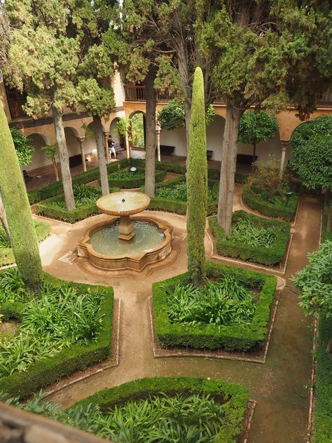 Arabic Garden, Alhambra Spain, Alhambra Palace, Alhambra Granada, Desain Lanskap, Palace Garden, Garden Fountain, Mediterranean Garden, Courtyard Garden