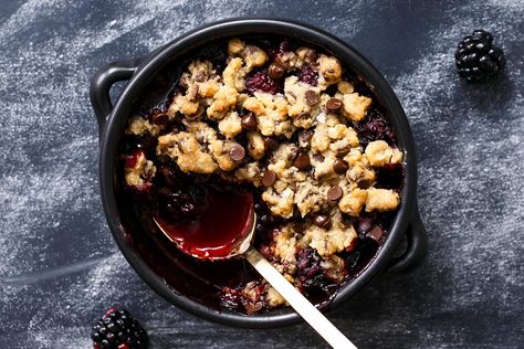 Crisp. Cobbler. Crumble. It's a veritable culinary jumble. Can someone tell my why such similar desserts must distinguish themselves with completely different names? Not wanting to be politically (dessert-ically?) incorrect, I tried to figure out the difference for myself. Turns out crisps and crumbles are essentially identical except one has oats and one doesn't. But Blackberry Chocolate, Cookie Crumble, Berry Crumble, Oatmeal Chocolate Chip Cookies, Chocolate Chip Oatmeal, Chocolate Chip Cookie, Pavlova, Healthy Dessert, Cobbler