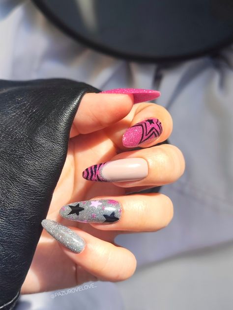 Hannah Montana Inspired Nails, Hannah Montana Nails, Hannah Montana Party Ideas, Montana Nails, Miley Cyrus Nails, Hannah Montana Birthday Party, Hannah Montana Party, Tv Nails, Hannah Montana Aesthetic