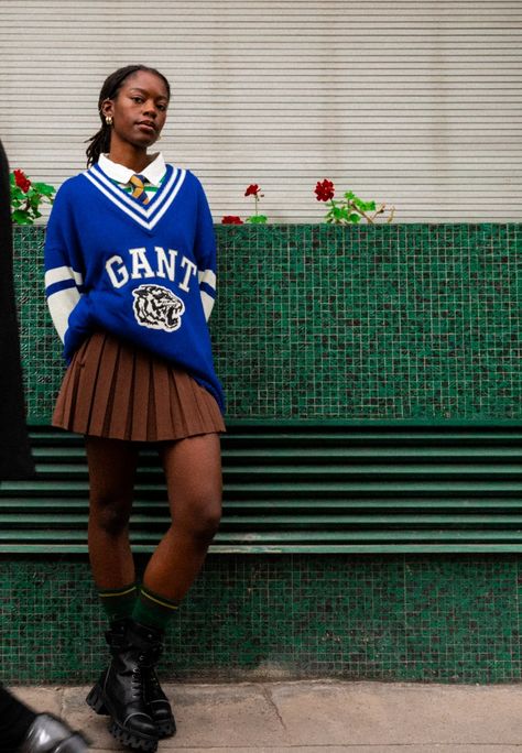 Zalando Outfits Collegiate Style Women, Preppy Aesthetic Ivy League, Preppy 90s Outfits, Collegiate Outfits, Prep School Outfits, Varsity Photoshoot, Varsity Jacket Outfit Aesthetic, Varsity Sweater Outfit, Preppy Photoshoot