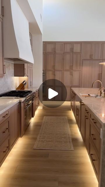 Braido Targa on Instagram: "🌟 Step into elegance with this stunning kitchen! 🌟

Featuring high ceilings that create an airy atmosphere, beautifully crafted cabinets that embody timeless style, and a soft glow from toe kick lighting that adds a modern touch. This classic kitchen design is brought to life by the expert craftsmanship of Braido & Targa Construction. 🏡✨

#KitchenInspo #HighCeilings #BeautifulCabinets #ClassicStyle #ModernTouch #HomeDesign #BraidoTargaConstruction #DreamKitchen" Natural Kitchen Design, Toe Kick Lighting, Southwest House Plans, Peninsula Kitchen, Kitchen Vibes, Dallas House, Colorado House, Classic Kitchen Design, Classic Kitchen