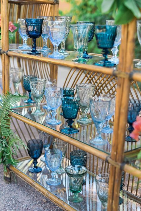 Blue Glassware Wedding, Glassware Display, Blue Drinking Glasses, Vasos Vintage, Glassware Wedding, Wedding Glassware, Blue Wine Glasses, Vintage Goblets, Vintage Collections