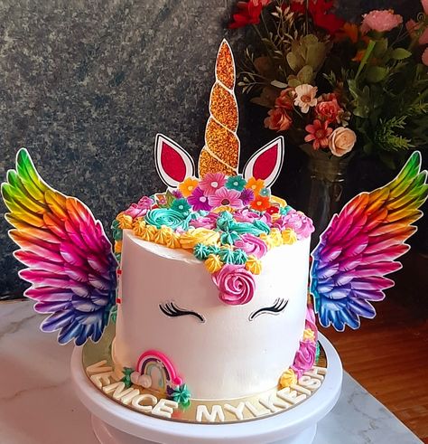 Choco Moist Cake Base Unicorn Cake Designs Birthday, Jednorog Torta, Pony Cake Birthday, Tort Unicorn, Choco Moist Cake, Unicorn Pasta, Unicorn Theme Cake, Unicorn Cake Design, Little Mermaid Cupcakes