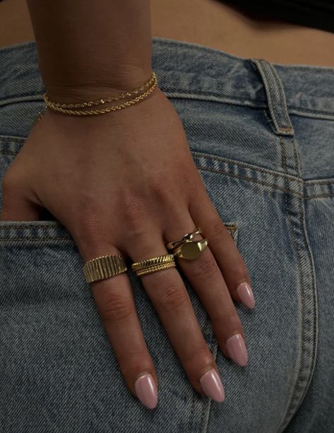 Good Ring Stack, Lots Of Rings On Hand, Ring Combinations Aesthetic, Ring Stack Aesthetic, Styling Rings, Gold Rings Aesthetic, Ring Stacking Ideas, Ring Stack Gold, Ring Layering