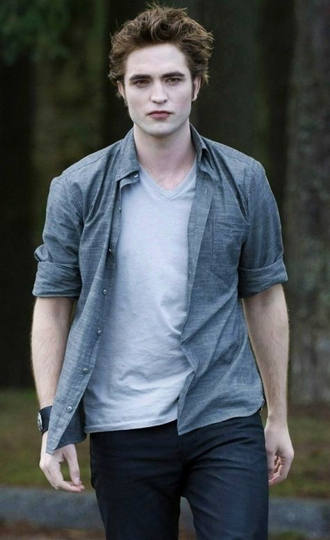 Edward Cullen - Twilight: New Moon Cullen Outfits, Edward Cullen Robert Pattinson, Twilight Saga New Moon, Robert Pattinson Twilight, Twilight Saga Series, Beau Film, Robert P, Robert Douglas, Twilight Edward