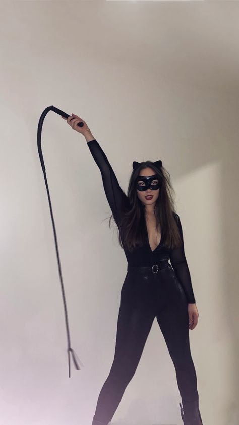 Halloween Catwoman Costume, Kat Women Costume, Hot Catwoman Costume, Dc Comic Halloween Costumes, Young Woman Halloween Costume, Catwoman Costume College, Easy Catwoman Costume, Cat Custome Women, Catwoman Costume Ideas