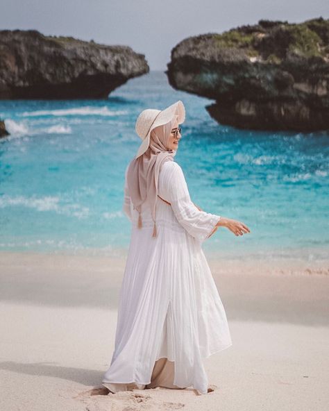 A fashion inspiration account. Hijab Beach Outfit, Beach Outfit Hijab, Pantai Outfit, Outfit Ke Pantai, Hijab Outfit Summer, Hijabi Mode, Hijab Beach, Outfit Pantai, Hijab Stile