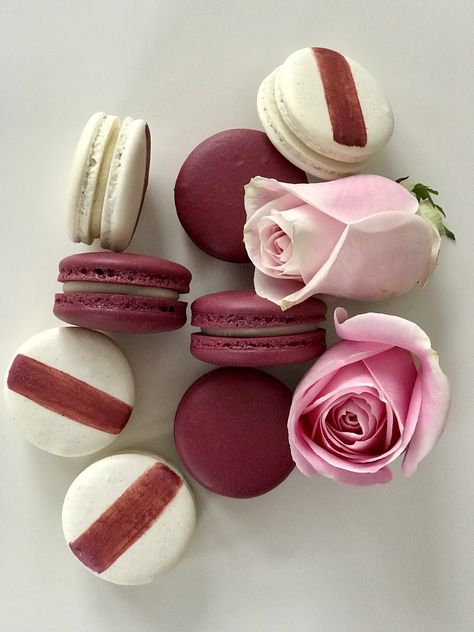 Burgundy wine macarons and ivory macarons with burgundy stripes Burgundy Macarons Wedding, Maroon Macarons, Burgundy Macarons, Ivory Macarons, Wine Macarons, Burgundy Food, Colored Macarons, Macaron Birthday, Macaron Gift Boxes