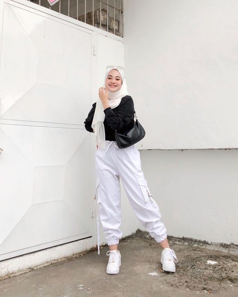 Celana Jogger, Celana Jogger Wanita, Ootd Swag, Ootd Sweater, Celana Kargo, Ootd Hijab Casual, Street Hijab Fashion, Hijabi Style, Casual Hijab Outfit