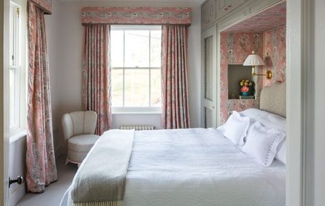 A perfectly-formed small bedroom, as designed by Nina Campbell - Country Life Small Sitting Rooms, Funky Bedroom, Country Style Interiors, Big Bedrooms, Nina Campbell, Wallpaper Uk, Small Bedroom Designs, Bedroom Wallpaper, Beautiful Rooms