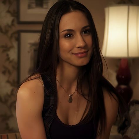 Spencer Hastings Outfits, Spencer Hastings Style, Pretty Little Liars Characters, Pretty Little Liars Spencer, Petite Style Outfits, Spencer Hastings, Celebrity Look Alike, Model Aesthetic, Celebrity Look