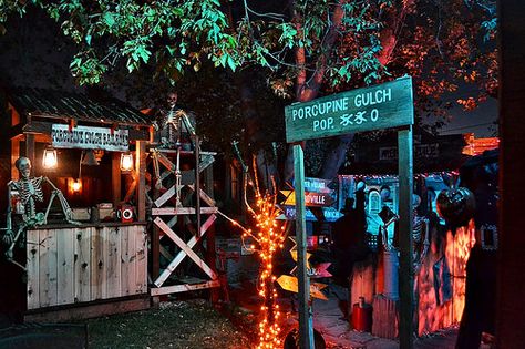 Porcupine Gulch Yard Haunt 2014 - Lots of great idea photos on Halloween Forum Halloween Yard Props, Halloween Haunted House Decorations, Creepy Carnival, Halloween Forum, Yard Haunt, Haunted House Props, Easy Halloween Decorations, Year 6, Scary Halloween Decorations