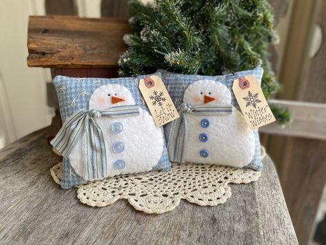 "Snowman mini pillows... made from houndstooth flannel Added some handstitched snowflakes... Snowman is wool felt with stripe scarf....button accents. Finished with craft tag... Finished on the back in complimentary fabric. Appx 6\" by 6\" tall. FREE SHIPPING: Items need to be purchased in a SINGLE order of $35.00+ to qualify. Thank you... Cyndy" Snowman Pillows, Diy Schneemann, Snowman Pillow, Christmas Bowl, Christmas Sewing Projects, Blue Flannel, Snowmen Patterns, Christmas Pillows, Sewing Pillows