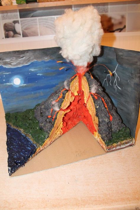 Vulcano Diy For Kids, Diy Volcano Projects, Paper Mache Volcano, Volcano Science Projects, Volcano Project, Volcano Projects, Dinosaur Books, Books Display, School Science Projects