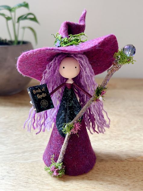 Felting Dolls, Diy Yarn Dolls, Halloween Felt Crafts, Dolls Handmade Diy, Halloween Witch Dolls, Baba Jaga, Book Of Spells, Boo Thang, Yarn Dolls