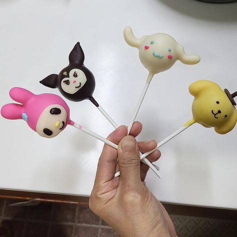 Kuromi Cake Pops, Cinnamaroll Birthday, Sanrio Cake Pops, Pompompurin Birthday, Kuromi Birthday, Sanrio Birthday, Hello Kitty Birthday Party, Frog Wallpaper, Cinnamon Roll Cake