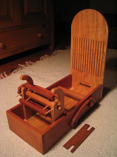 18th Century tape loom - Reader's Gallery - Fine Woodworking Viking Furniture, Medieval Weaving, Tape Loom, Band Weaving, Inkle Weaving, Box Tape, Peg Loom, Rigid Heddle Weaving, Inkle Loom