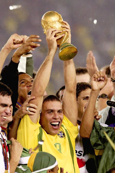 Ronaldo Brazil, Cool Football Pictures, Brazilian Soccer Players, Brazil Wallpaper, Ronaldo 9, Brazil Team, Brazil Football Team, 2002 World Cup, Brazil Culture