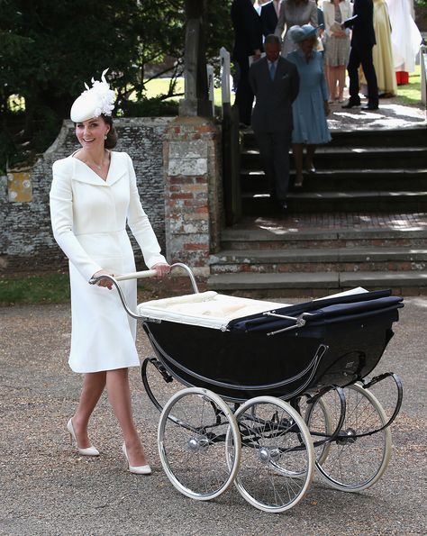 Kate pushed fourth-in-line-to-the-throne Charlotte in an original 1950s Millson pram used by the Queen for her sons, Princes Andrew and Edward. Ducesa Kate, Moda Kate Middleton, Kate Middleton Stil, Vévodkyně Kate, Style Kate Middleton, Prinz George, Duchesse Kate, Düşes Kate, Herzogin Von Cambridge