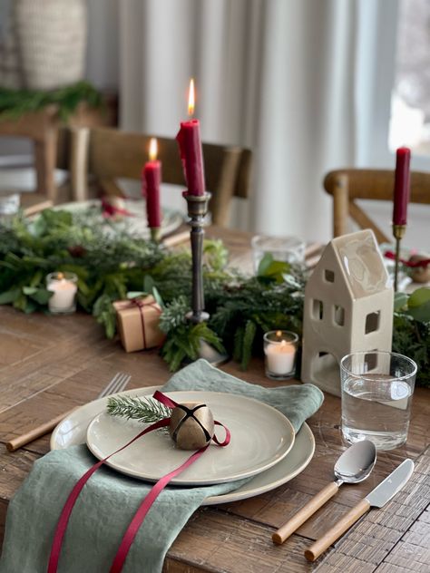 Christmas Table Set Up Ideas, Christmas Decorations For A Restaurant, Classic Christmas Table Decor, Christmas Set Up, Christmas Round Table Decorations, Decoration Table Noel, Small Christmas Table, White Christmas Table Setting, Holiday Tablescapes Christmas