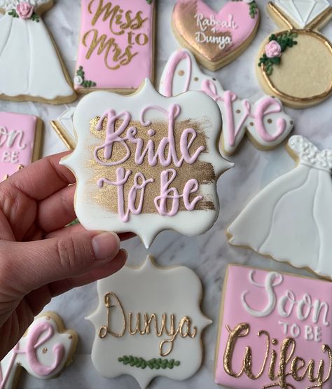 Bride to be cookie only. Colours can be customized. Please specify in the order message Bride To Be Biscuits, Bride To Be Food Ideas, Team Bride Cookies, Bride To Be Cookies Decorated, Bride To Be Theme, Bride To Be Cookies, Bridal Shower Cookie Favors, Bride To Be Decoration Ideas, Bride To Be Ideas