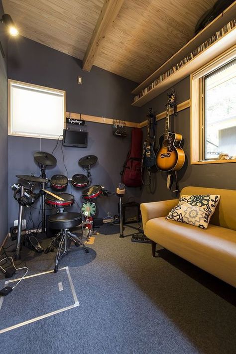 guitar room Small Music Room Ideas Home, Music Room Ideas Home Studio, Small Music Room, Musician Room, Music Room Design, Music Bedroom, Drum Room, Home Studio Ideas, Home Music Rooms