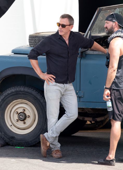 The star wore jeans and a dark top as he leant against the car 007 Style, Daniel Craig Bond, James Bond Outfits, Daniel Craig Style, Bond Outfits, Busy Market, Daniel Craig 007, Daniel Graig, Oc Clothes