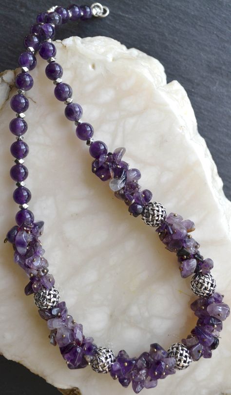 Beads Jewellery Designs Ideas, Beaded Jewelry Designs Ideas, Beads Jewellery Designs, Handmade Jewellery Ideas, Diy Necklace Ideas, Amethyst Jewelry Necklace, Beaded Necklace Purple, Chip Bead Jewelry, Chip Bead Necklace