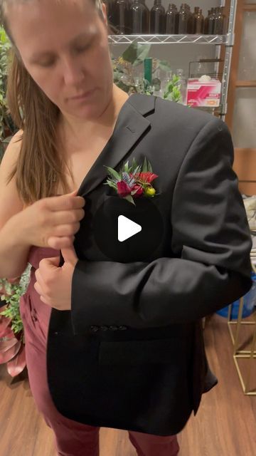 Pocket Flowers Groom Diy, How To Pin A Boutonniere On A Shirt, Pocket Square Boutonniere Diy, Groom Flower Pocket, Boutonniere Pocket Square, Pocket Boutonniere Diy, Diy Pocket Boutonniere, Nose Gay Bouquet, How To Make A Pocket Boutonniere