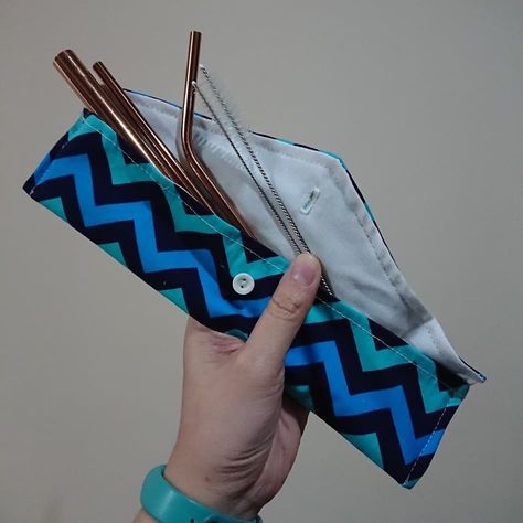 #18: metal straw pouch Straw Pouch, Diy Straw, Straw Holder, Pouch Diy, Pouch Sewing, Diy Bag Designs, Sewing Business, Pouch Pattern, Metal Straws