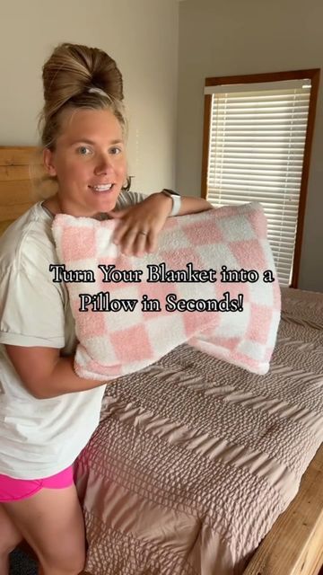 Blanket Pillow Diy, Turn Blanket Into Pillow, Cute Ways To Fold Throw Blankets, How To Roll A Blanket Into A Pillow, How To Make A Blanket Into A Pillow, Folding A Blanket Into A Pillow, Fold A Blanket Into A Pillow, How To Fold A Blanket Into A Pillow, Pillow Case Hack