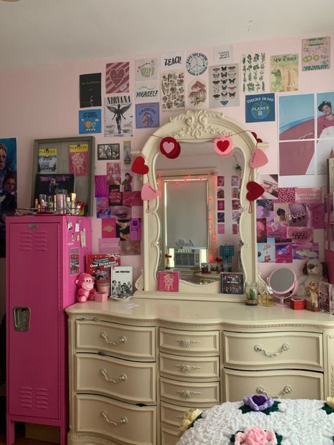 Girly 90s Bedroom, Girly Y2k Bedroom, Y2k Girly Room, Girly 2000s Bedroom, Pink Y2k Room Decor, 2000 Bedroom Aesthetic, 2000 Room Decor, Teenage Room Makeover, Room Ideas 2000s