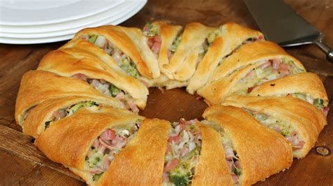 Pampered Chef Broccoli Ham Ring Recipes Crescent Roll Ring Recipes, Crescent Ring Recipes, Crescent Roll Recipes Dinner, Cheese Ring, Publix Recipes, Ham And Cheese Croissant, Roast Beef Sandwich, Crescent Recipes, Pillsbury Recipes