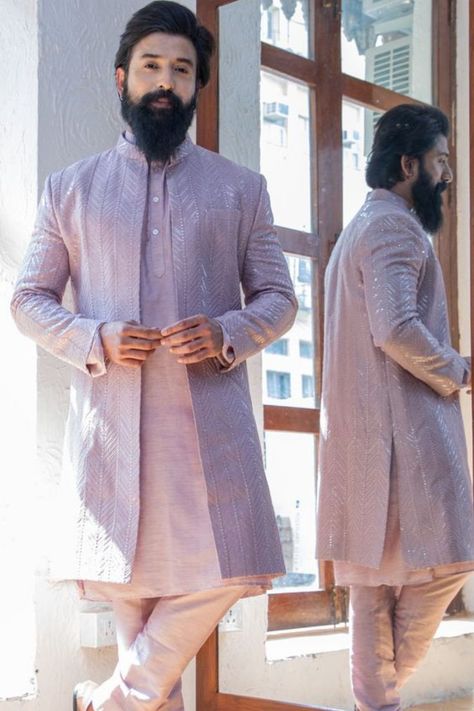 Dress to impress on your big day! When it comes to the groom, they may often opt for an effortlessly chic look. That’s where we’ve spent some time to round up a number of our favourite sherwani wedding outfit ideas for the groom. Follow for more wedding inspiration, wedding trends & wedding tips. Nikkah Sherwani, Groom Indian Wedding Outfits, Plain Kurta, Indian Wedding Clothes For Men, Mens Indian Wear, Wedding Kurta For Men, Wedding Dresses Men Indian, Sherwani For Men, Kurta Men