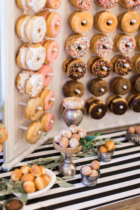 donut bar - photo by Olivia Morgan Photography http://ruffledblog.com/get-inspired-by-this-beautiful-wedding-cake-table Diy Dessert, Diy Donuts, Donut Bar, Donut Wall, Wedding Cake Table, Donut Party, Festa Party, Beautiful Wedding Cakes, Cake Table