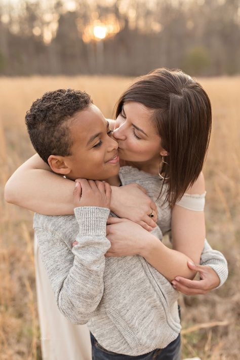 Mother and son at family photo sessions. #lilysophiaphotography Mum And Sons Photography, Poses For Mother And Son, Mom And Son Professional Photos, Mothers And Sons Photography, Mother Son Photography Outdoor, Photo Mother And Son, Mother Father Son Photography, Mother Son Picture Poses, Mother And Son Photoshoot Outside