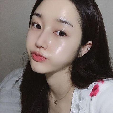 This amazing 2 ingredient Brightening Face Scrub recipe will have loving your smooth and clear skin in just a couple uses. Kiss clogged pores goodbye! Pale White Skin, Pale Skin Makeup, Skin Korean, Korean Makeup Look, Hair Bag, Porcelain Skin, Clear Glowing Skin, Make Up Inspiration, Dewy Makeup