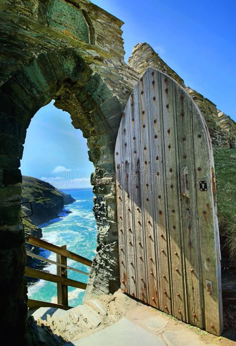 Arthur Merlin, Tintagel Castle, Things To Do In Cornwall, Places In Cornwall, Cornwall Coast, Cornwall Beaches, Medieval Castles, Rick Steves, Devon And Cornwall