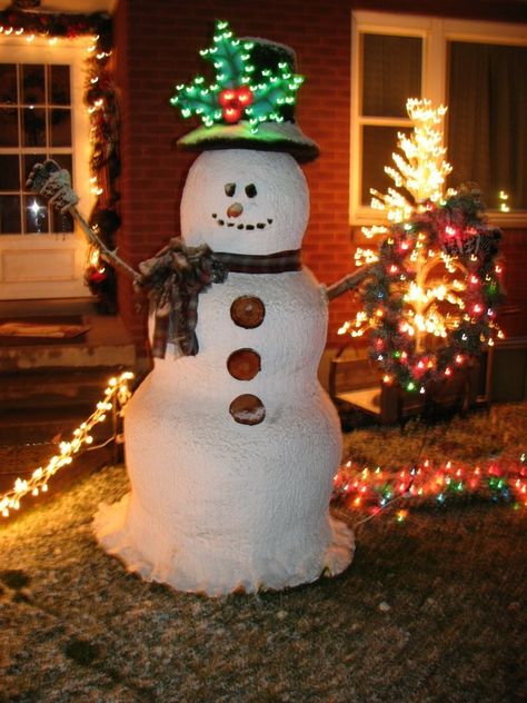 Christmas Decor.. I made this fun snowman out of spray foam insulation. He stands 7 ft tall..  Frosty the snowman knew the sun was hot that day So he said "Let's run and we'll have some fun now before I melt away Spray Foam Christmas, Foam Christmas Decorations, Easy Outdoor Christmas Decorations, Diy Christmas Yard Decorations, Outdoor Snowman, Snowman Ideas, Giant Christmas Ornaments, Snowman Crafts Diy, Hanging Christmas Lights