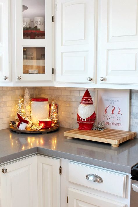 White kitchen with cute Christmas gnome cookie jar all decorated for Christmas in red and white. Outside Christmas Decorations, Red Christmas Decor, Simple Christmas Decor, Christmas Kitchen Decor, Christmas Decorations Living Room, White Christmas Decor, Free Christmas Printables, Christmas Printable, Indoor Christmas Decorations