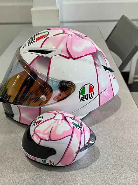 Racing Helmet Design, Pink Motorcycle Helmet, Agv Helmet, Aerox 155 Yamaha, Bike Helmet Design, Gloves Aesthetic, Cool Bike Helmets, Agv Helmets, Motorcycle Wedding