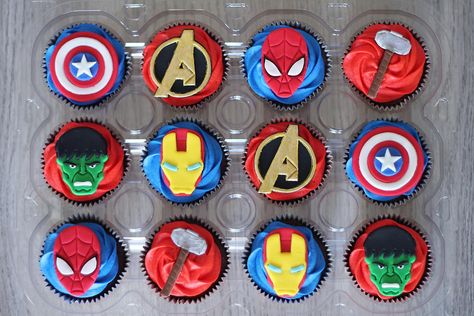 Avengers Themed Cakes, Marvel Cupcakes, Avengers Cupcakes, Avengers Theme Birthday, Avengers Birthday Party Decorations, Avenger Cupcakes, Mini Patisserie, Marvel Avengers Cake, Superhero Cupcakes