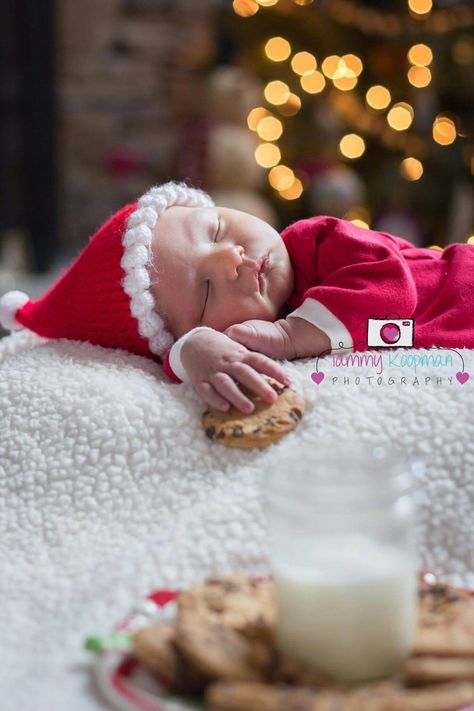 Reindeer Newborn Photography, Winter Infant Photoshoot, Newborn Girl Photoshooting Ideas Christmas, Christmas Card Photo Ideas Newborn, Baby In A Stocking Photo, Newborn Stocking Picture, New Born Baby Girl Photoshooting Christmas, Newborn Baby Christmas Photography, At Home Newborn Christmas Pictures